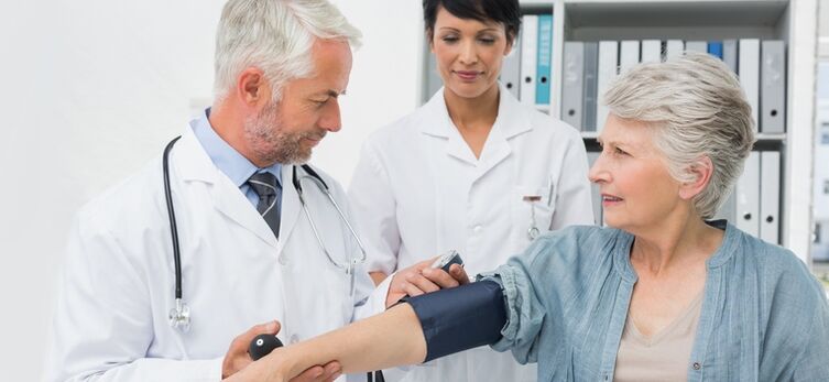 Merjenje krvnega tlaka, da bi diagnosticirali hipertenzijo